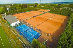 10 terrains en brique pilée, 1 terrain de padel