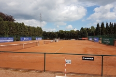 10 terrains en brique pilée, 1 terrain de padel