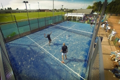 1 terrain de padel entièrement panoramique